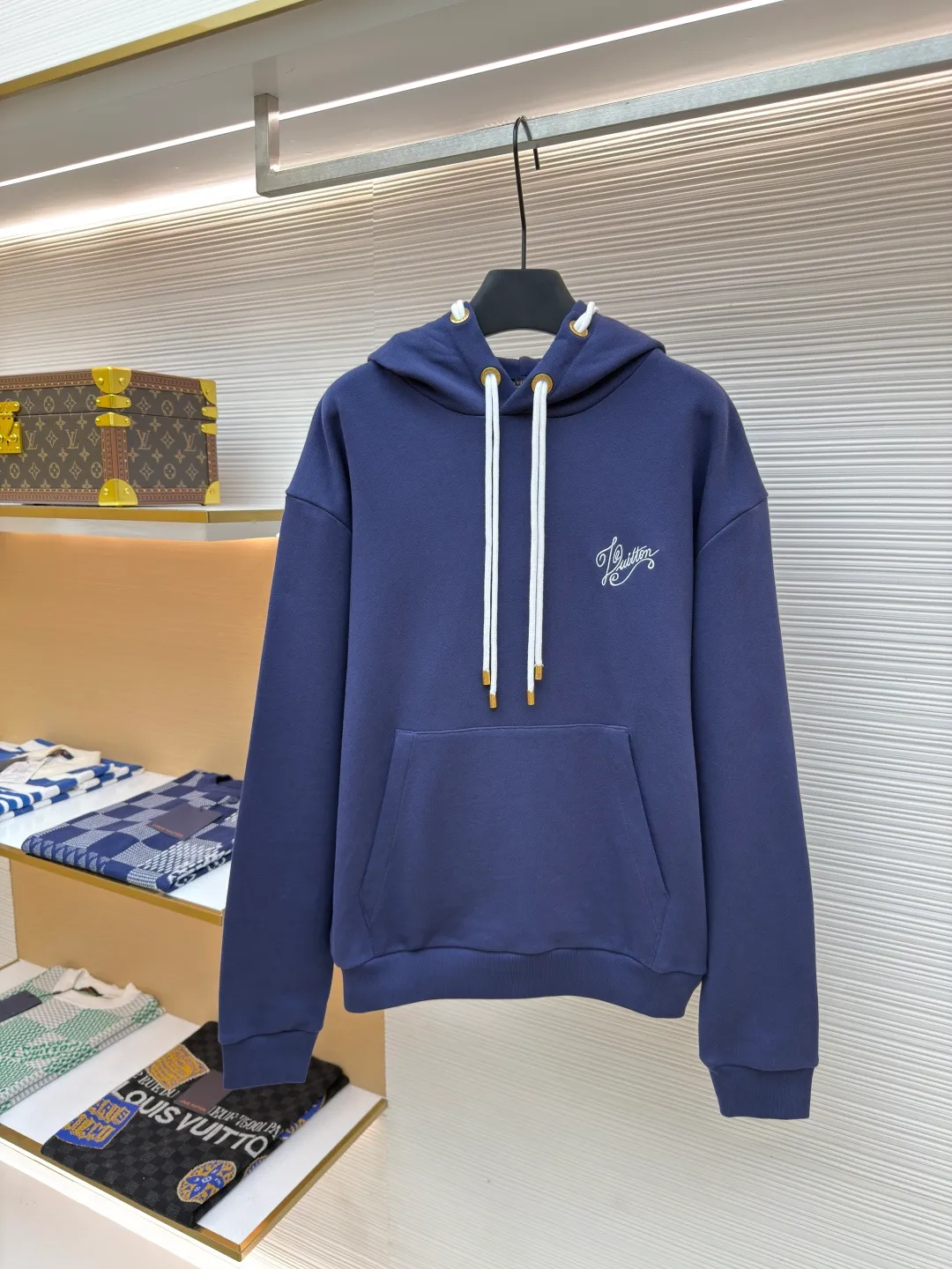 LOUIS VUITTON Rope embroidery contrast color hooded rope sweatshirt ●Authentic product: purchased and developed by 14100 ●Item number: 1680235-B50 ●Fabric: polyester mercerized fabric ●Technology: embroidery production ●Version: fitted version ●Weight: about 885 grams ●Size: XS-S-M-L ●Description: Made of 32s double-ply cotton David's cloth, matched with 26s double-kill horizontal machine to weave threads, the front panel is embroidered with Tajima embroidery machine imported from Japan, polyester silk light short stitch flat embroidery, the back panel is embroidered with a special rope 0.6cm The thickness of the double-strand core-spun cotton rope is encrypted, and it is bundled with fish silk thread for embroidery. The ends and ends of the rope are all hidden under the pattern by hand. Large-size round eyelets are molded and punched by hand. The eyelet pendant clock is all made of bronze and barrel-plated with antique gold. The overall wiring is straight and delicate, the fabric is comfortable and soft, and the color is consistent without color difference. It can be matched with the same style to create a fashionable look and control various occasions. Customized accessories, complete with three standards, same style for men and women!